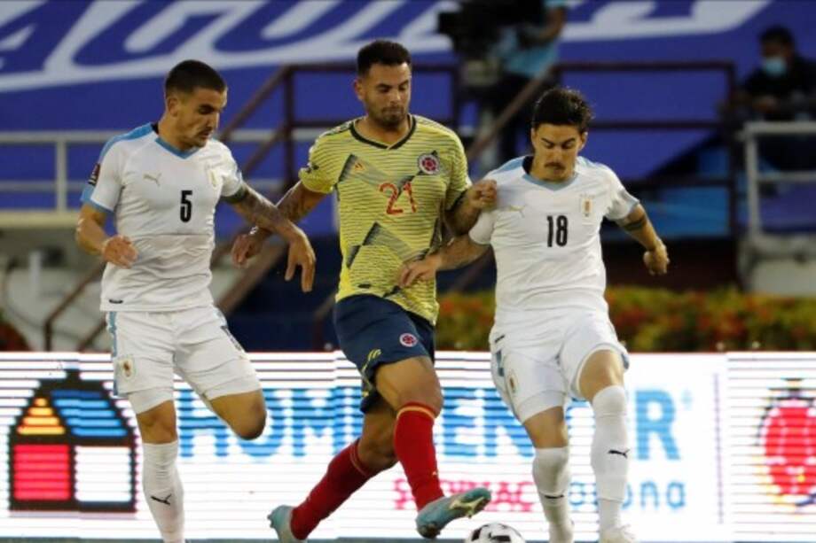 Edwin Cardona (c), durante el partido que perdió Colombia 3-0 ante Uruguay.