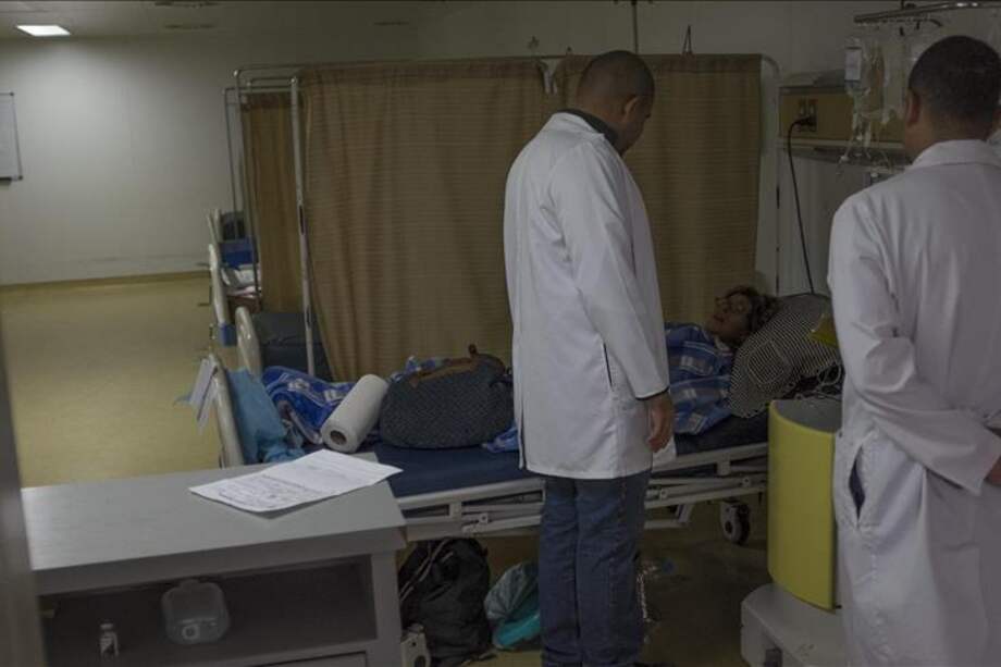Médicos atienden a un paciente con enfermedad hematológica en el hospital Jose María Vargas, en Caracas, Venezuela, en agosto de 2017. / Agencia Anadolu