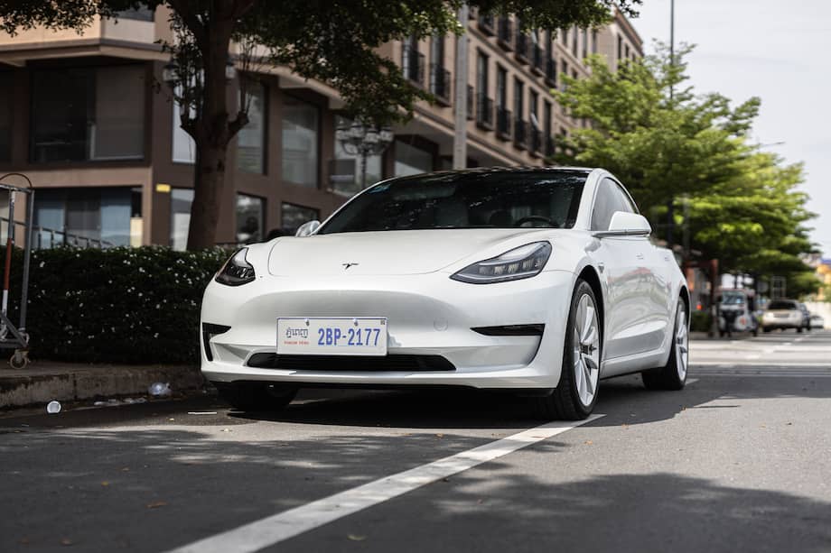 A mayor velocidad, el motor eléctrico necesita más energía para mantener el ritmo del vehículo.