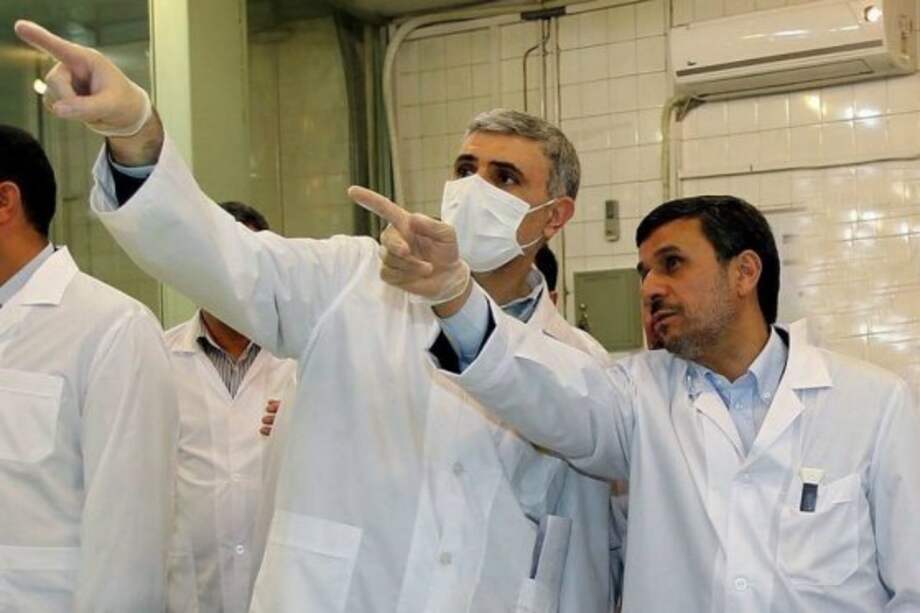 Mahmud Ahmadineyad, presidente de Irán, en una de las plantas nucleares de su país. EFE