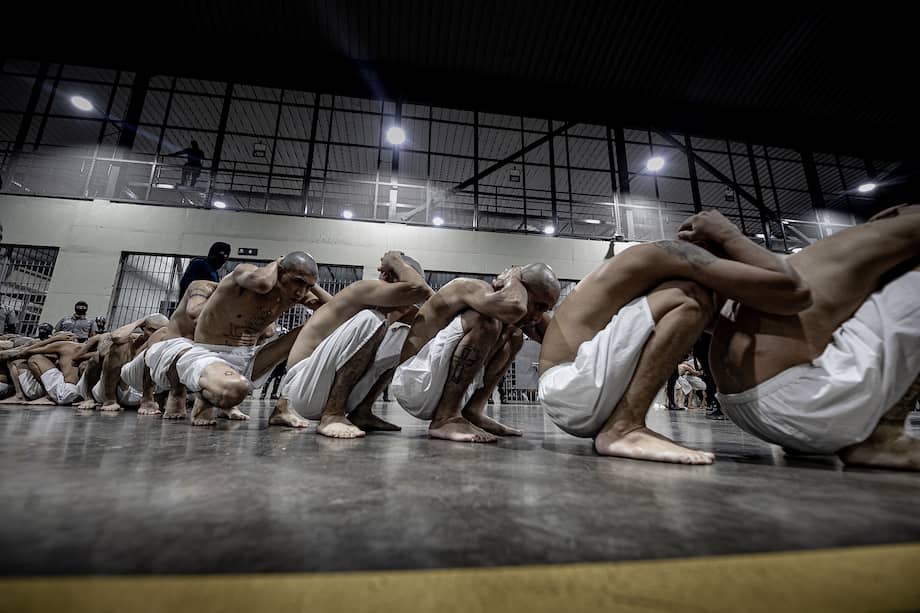 Fotografía sin fecha del Gobierno de El Salvador muestra a pandilleros en la megacárcel CECOT.