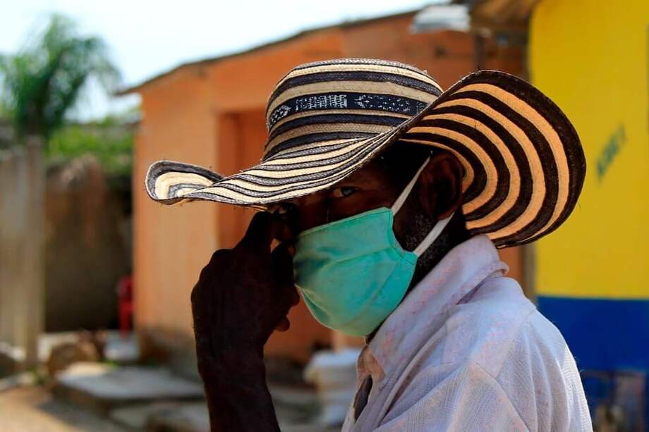 Un hombre camina por una calle de San Basilio de Palenque. / EFE