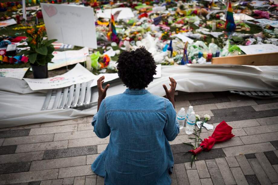 Una mujer reza en una de las vigilias organizadas en Orlando para recordar a las víctimas. / EFE