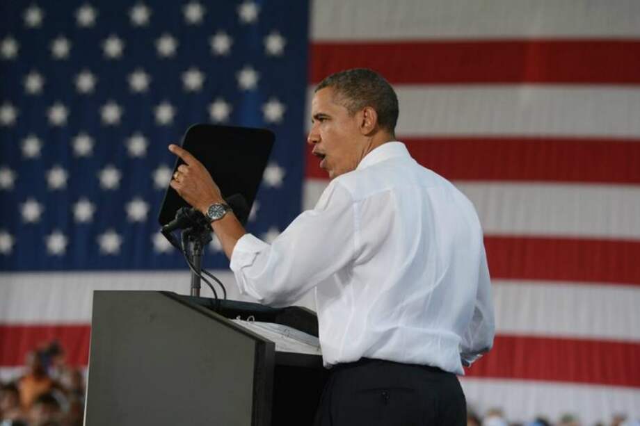 Presidente Obama en periplo hacia la convención; Romney descansa