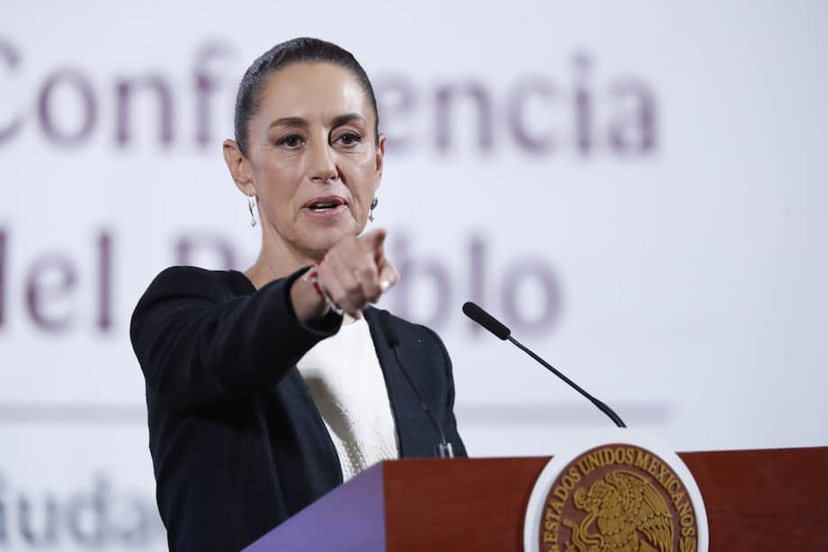 La presidenta mexicana, Claudia Sheinbaum, negó las acusaciones de Trump sobre la complicidad del gobierno con los carteles y amenazó recientemente a los fabricantes de armas con ampliar las acciones legales para acusarlos de “complicidad” con los grupos criminales.