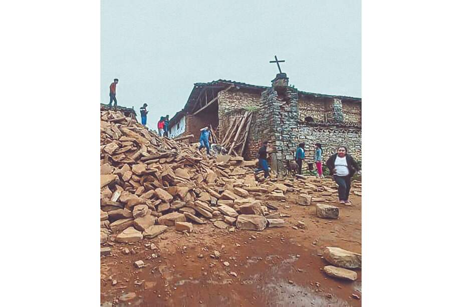 El terremoto afectó siete iglesias y tres centros de salud peruanos.
