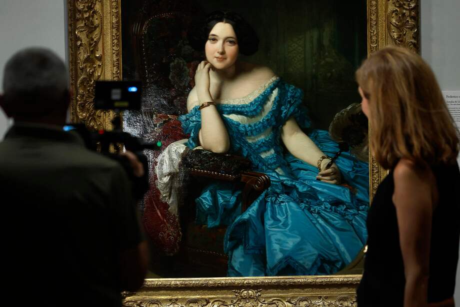 Helena Bernardo, técnica del Área de Exposiciones Temporales del Museo del Prado y apasionada de la moda, muestra, en un recorrido, cómo la moda femenina cambió a lo largo de los siglos. / EFE/ Chema Moya