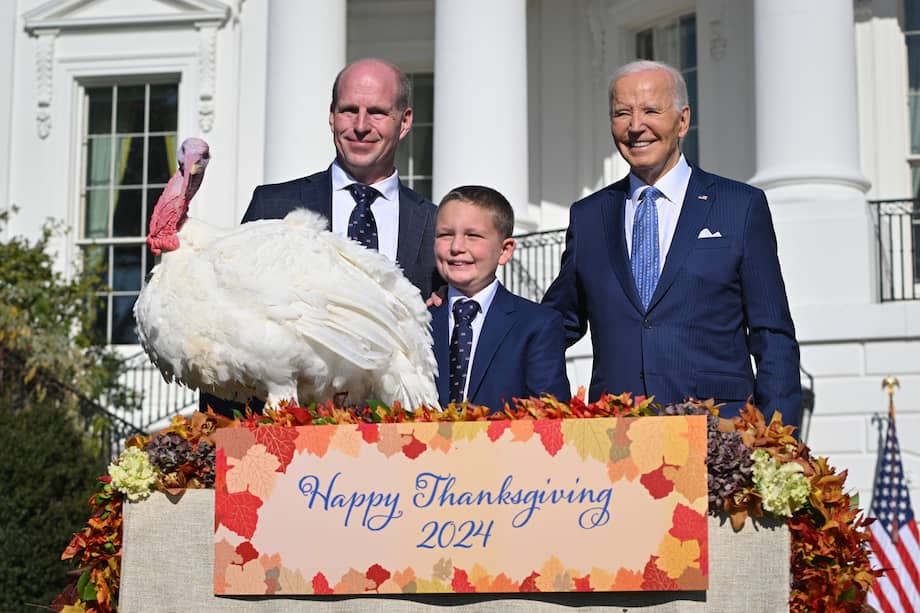 “En el siglo XX, presidentes norteamericanos comenzaron a indultar a uno o dos pavos seleccionados para la cena principal, hasta que este perdón se volvió costumbre y se extendió a los humanos”: Arturo Guerrero.