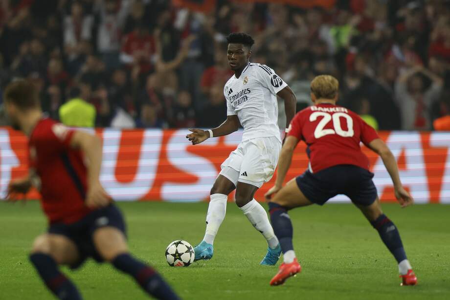 Mitchel Bakker (R) de Lille en acción contra Aurelien Tchouameni (C) del Real Madrid durante el partido de la UEFA Champions League entre Lille y Real Madrid en Lille, Francia, el 02 de octubre de 2024.