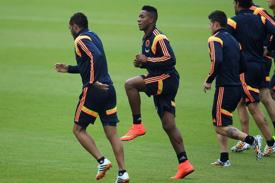 Carlos Carbonero (centro) se entrena a cabalidad para ser tenido en cuenta por el técnico Pékerman. / EFE