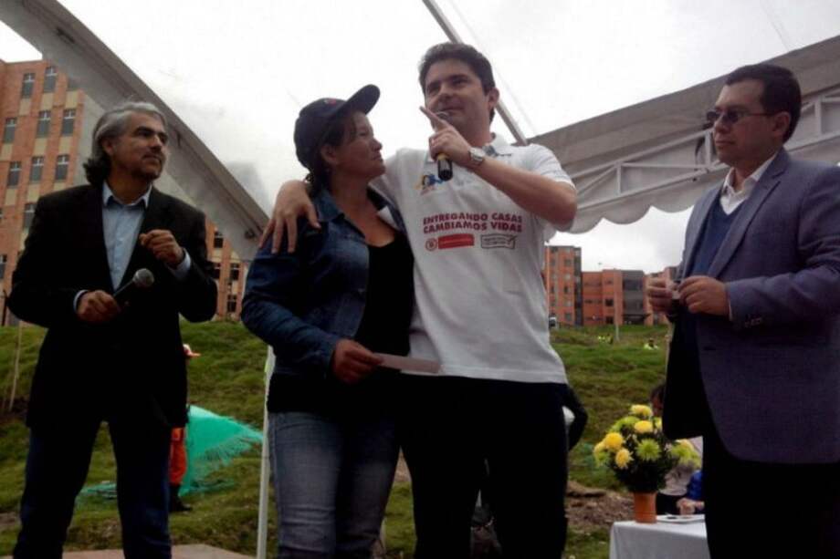 El Ministro de Vivienda abraza a la señora Mariela Bernal, una de las beneficiarias de vivienda gratis en Bogotá. Foto: Romulo Angarita. MVCT.