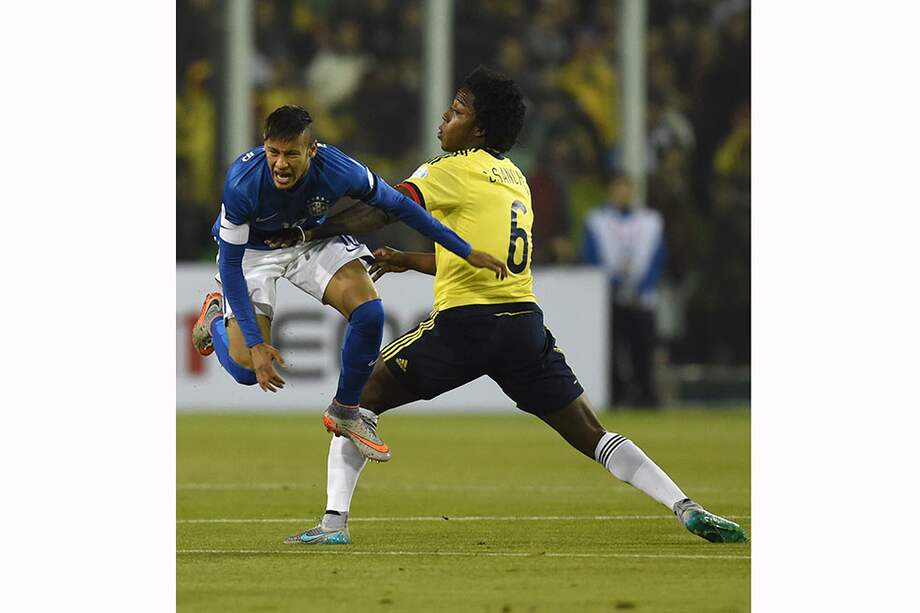 Carlos Sánchez no perdió un mano a mano frente a la figura brasileña, Neymar. EFE