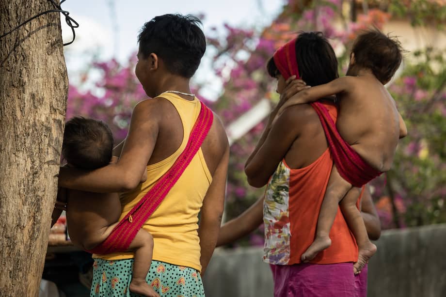 Indígenas Yanomami frente al hospital de campaña instalado por la Fuerza Aérea Brasileña, en la Casa de Saúde Indígena Yanomamim. EFE/ Raphael Alves