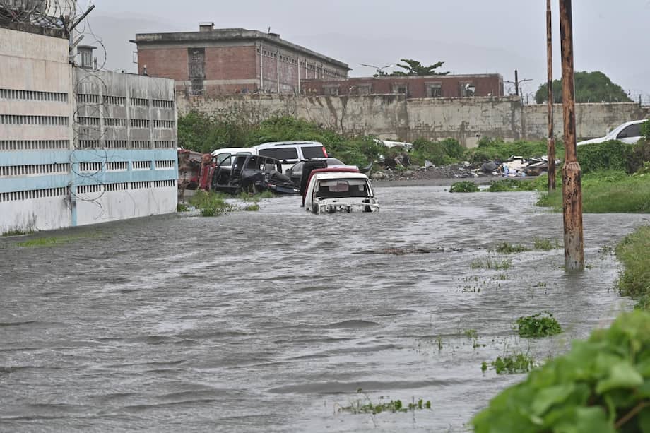Fotografía de una calle inundada debido al paso del huracán Melissa este martes, en Kingston (Jamaica).