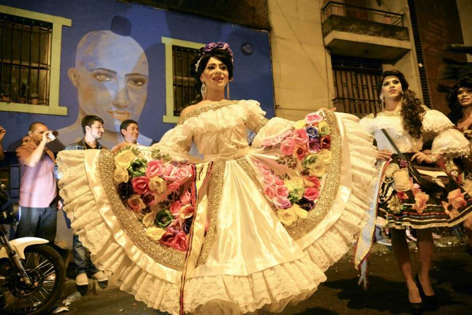 Las candidatas desfilaron en "traje de fantasía. / AFP