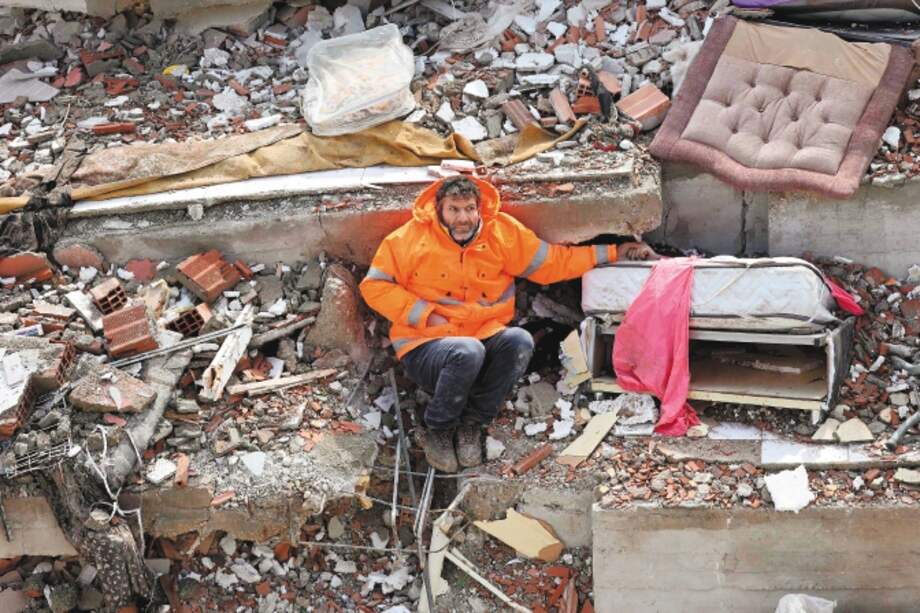 Mesut Hancer toma la mano de su hija Irmak, de 15 años, que murió en la ciudad turca de Kahramanmaras, cerca del epicentro del terremoto de 7,8 grados de magnitud, que causó más de 22 mil muertos el 7 de febrero de 2023.