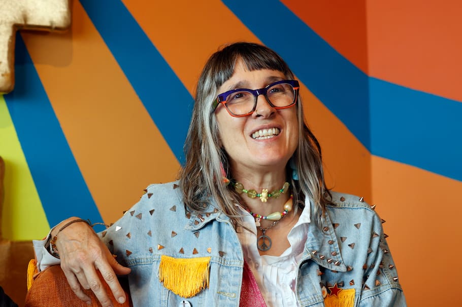 AME8677. BOGOTÁ (COLOMBIA), 15/03/2024.- La cantante Andrea Echeverri del grupo Aterciopelados habla durante una entrevista con EFE, el 14 de marzo de 2024, en Bogotá (Colombia). La banda colombiana Aterciopelados llegó a la cúspide en 1995 con su álbum 'El Dorado', del cual este viernes publican una nueva versión en vivo con la que reivindican la 'actualidad' de las letras y la música, así como enzalzan la identidad de una generación como lo aseguran en una entrevista con EFE. EFE/ Mauricio Dueñas Castañeda