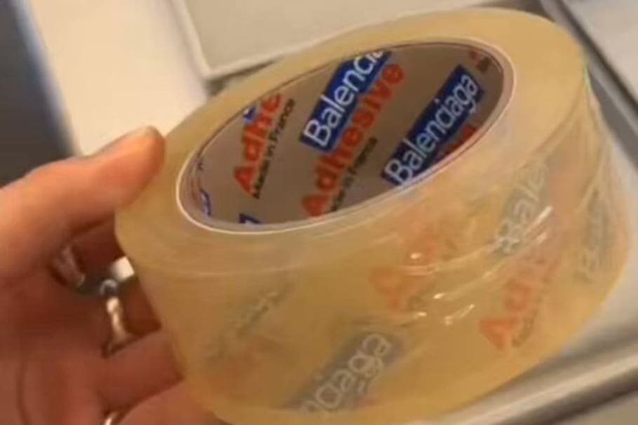 Balenciaga se ha destacado por su capacidad para innovar y crear diseños inesperados. Sin embargo, esta pulsera ha generado controversia.