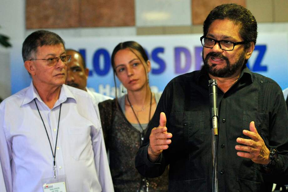 El jefe de las Farc, ‘Iván Márquez’, en su declaración de este jueves junto a sus compañeros Rodrigo Granda (i), y la holandesa Tanja Nijmeijer (c). EFE