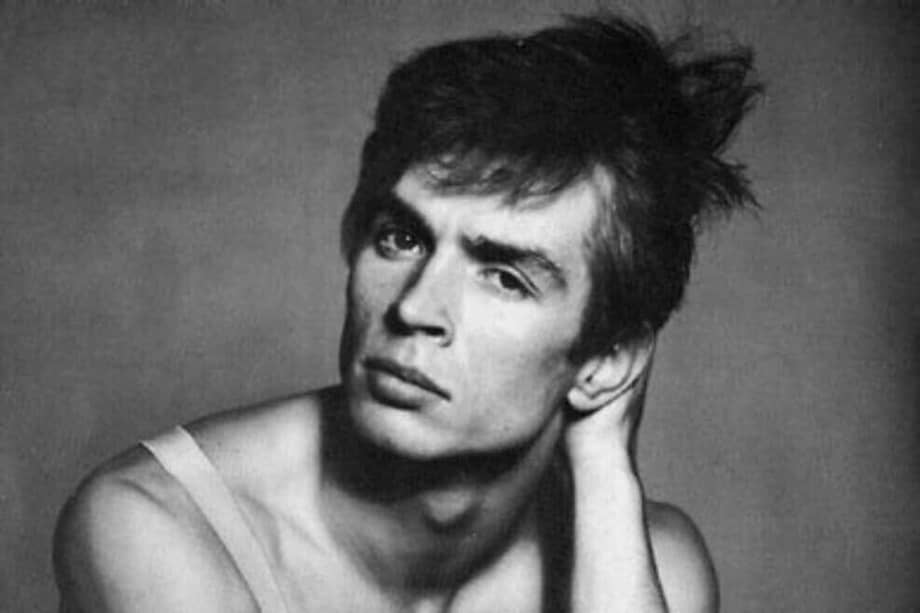 Rudolf Nureyev, uno de los bailarines rusos más recordados en el mundo del ballet, abandonó la Unión Soviética en 1961 y falleció el 6 de enero de 1993 en París.