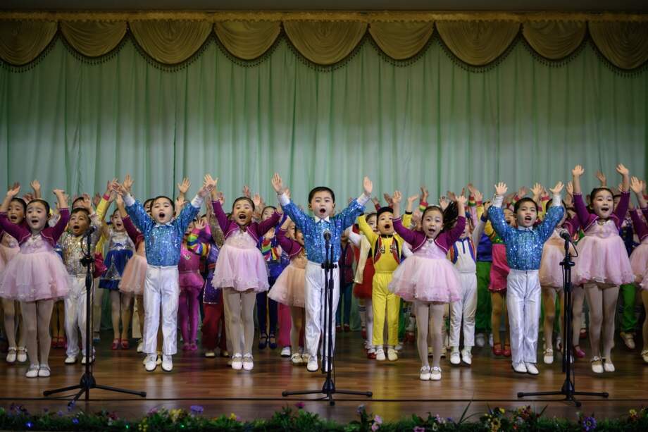 Niños durante la presentación en Corea del Norte. / AFP