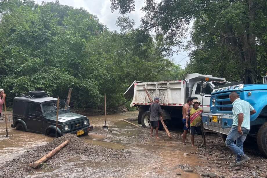 La explotación ilegal con maquinaria pone en riesgo el equilibrio de la quebrada en
la que se venía realizando y compromete la seguridad vial en la zona.