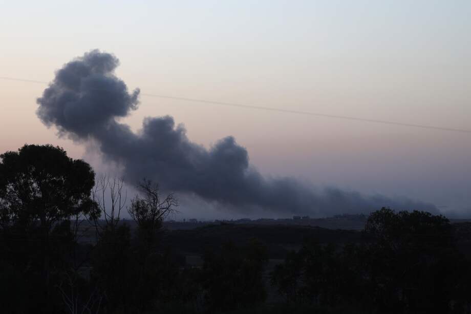 El 2 de diciembre, las Fuerzas de Defensa de Israel (IDF) anunciaron que habían atacado más de 400 objetivos en toda la Franja de Gaza durante el último día, y añadieron que aviones de combate de la Fuerza Aérea Israelí (FAI) habían atacado más de 50 objetivos en la zona de Jan Yunis durante la noche.