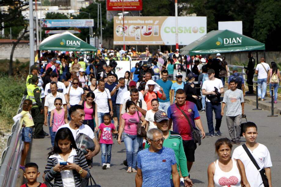 Diariamente, unas 50.000 personas cruzan en ambas direcciones direcciones de la frontera. La mayoría van y vuelven. / EFE.