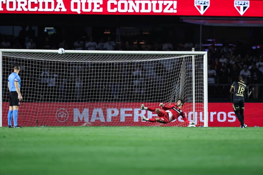 Marino Hinestroza falla en la serie de penaltis por los octavos de final de la Copa Libertadores entre São Paulo y Atlético Nacional en el estadio Morumbi en São Paulo.