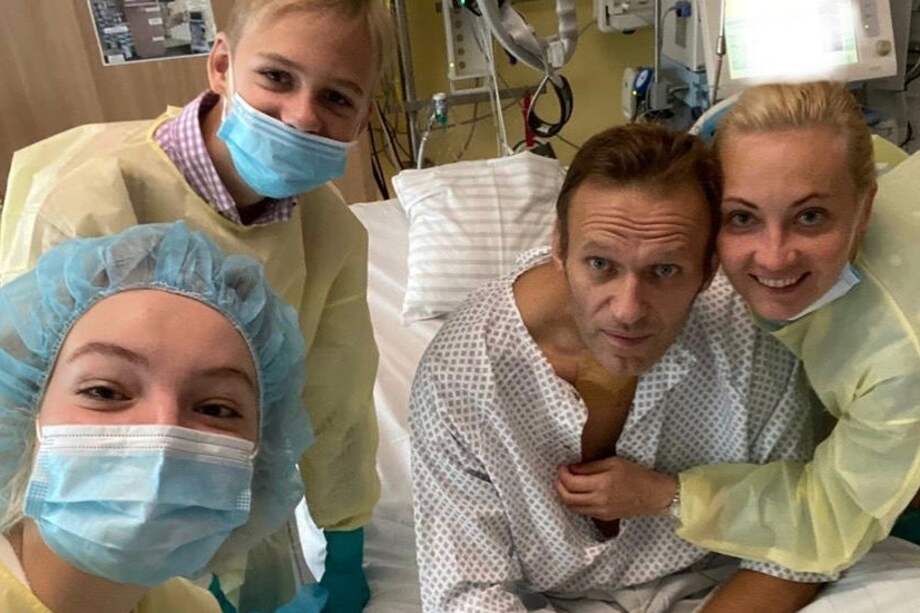El opositor ruso, Alexéi Navalny, publicó una foto desde el hospital alemán donde fue tratado por envenenamiento.