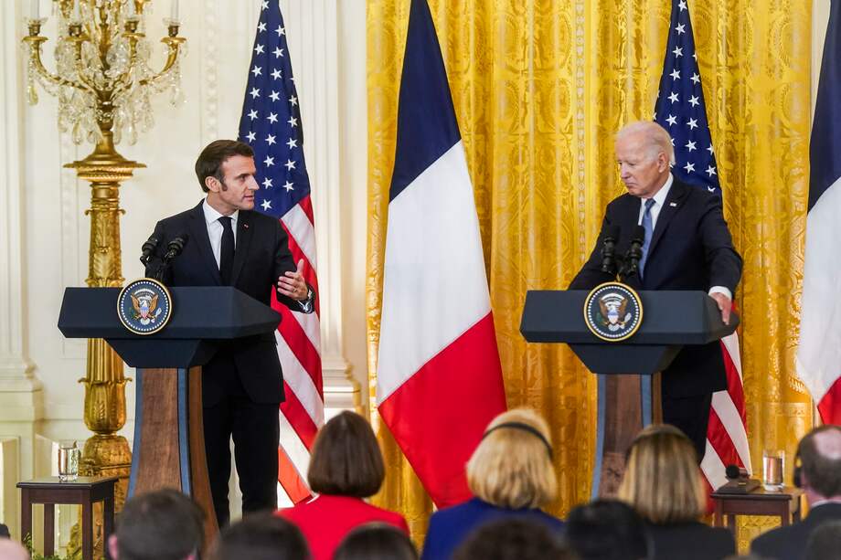 El presidente estadounidense, Joe Biden, y el presidente francés, Emmanuel Macron, hablan en una conferencia de prensa en la Sala Este de la Casa Blanca en Washington.