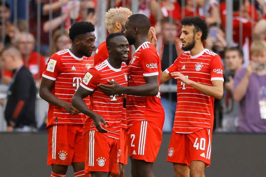 Munich (Germany), 29/10/2022.- Munich's Sadio Mane (3-R) celebrates with teammates after scoring the 3-0 lead by penalty during the German Bundesliga soccer match between FC Bayern Munich and FSV Mainz 05 in Munich, Germany, 29 October 2022. (Alemania) EFE/EPA/RONALD WITTEK CONDITIONS - ATTENTION: The DFL regulations prohibit any use of photographs as image sequences and/or quasi-video.