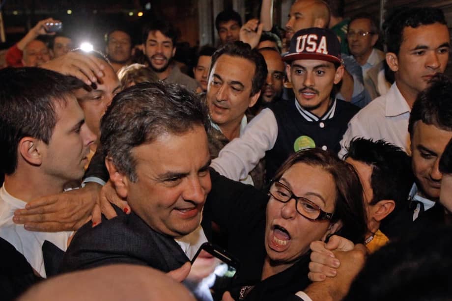 Aécio Neves (centro), de 54 años, obtuvo el 33,5% de los votos en la primera vuelta electoral de Brasil. / AFP