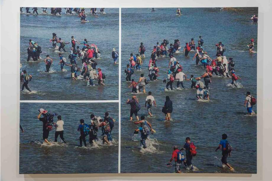 La serie "Paralelos y meridianos", que hace parte de la exposición "Geografías radicales" del artista Lester Rodríguez, está hecha a partir de recortes de prensa sobre los naufragios del mar Mediterráneo y las caravanas de migrantes que salen de Honduras y Guatemala para Estados Unidos.