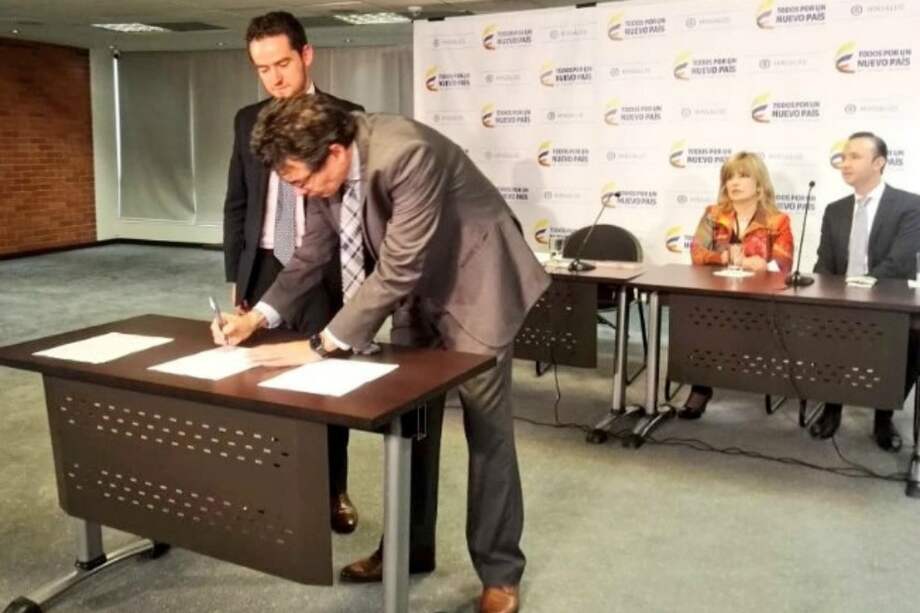 Alejandro Gaviria, ministro de Salud, mientras firma el pacto. / Ministerio de Salud