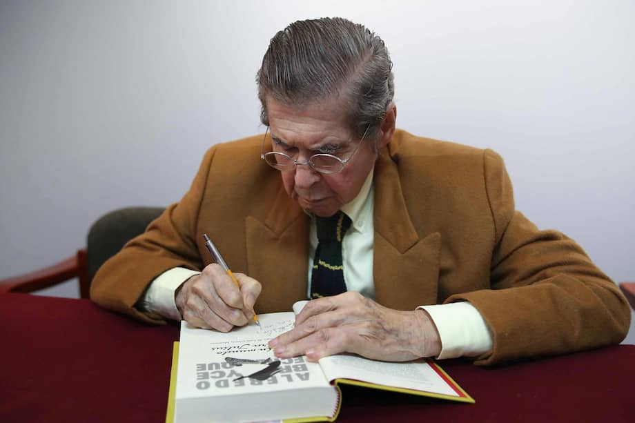 El célebre escritor peruano Alfredo Bryce Echenique (1939) firma el manuscrito original de su obra 'Un mundo para Julius'.