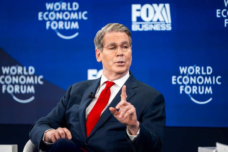 El secretario del Tesoro, Scott Bessent, estimó que cientos de millones de barriles de petróleo podrían ingresar al mercado si se eliminan las sanciones a Rusia.