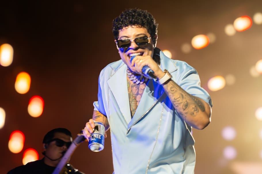 Hace 15 años, Eduin Caz, originario de Culiacán, cantaba en los bares nocturnos para sobrevivir, lejos de imaginarse que se convertiría en una promesa de la música regional mexicana y que con su voz llenaría los estadios más grandes del mundo.