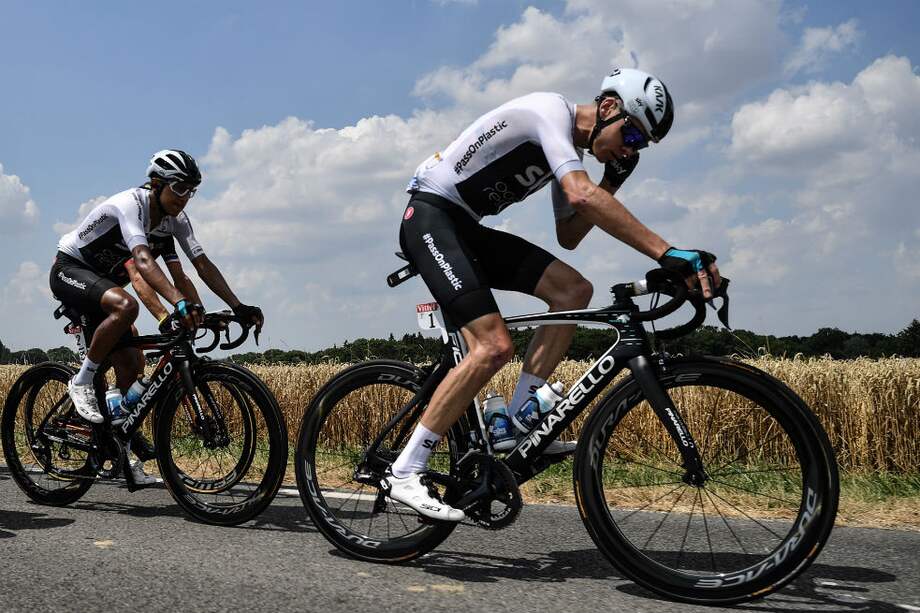 Egan Bernal (izq.) detrás del líder del Sky, Chris Froome. / AFP