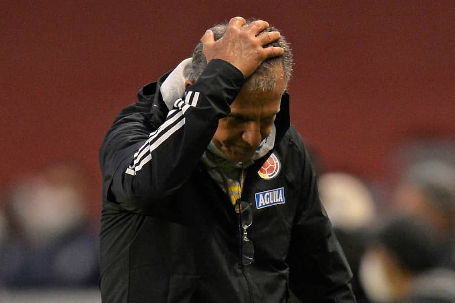 El técnico de la selección de Colombia, el portugués Carlos Queiroz, se lamenta luego de la goleada 6-1 ante Ecuador, en Quito.