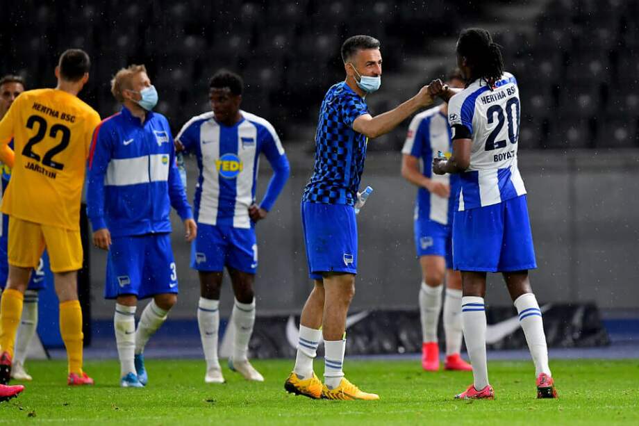 Los jugadores del Hertha Berlín celebran tras vencer al Unión Berlín en la Liga de Alemania. / AFP