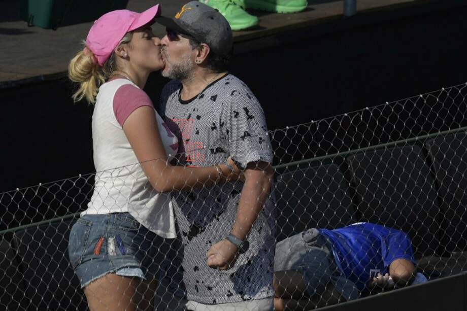 El argentino Diego Armando Maradona (d) junto a su novia, Rocío Oliva. / AFP