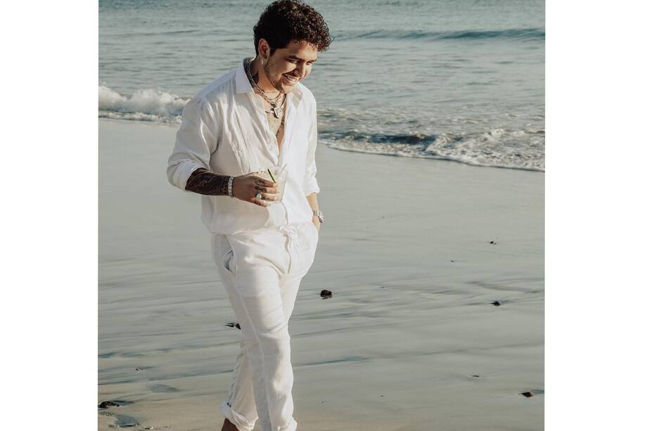 Christian Nodal le contó a sus seguidores que lucha contra una adicción.