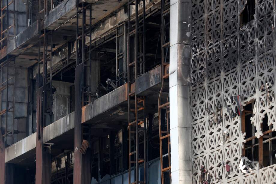 Un primer plano muestra la fachada dañada del recién inaugurado Hyper Mall en el este de Irak.