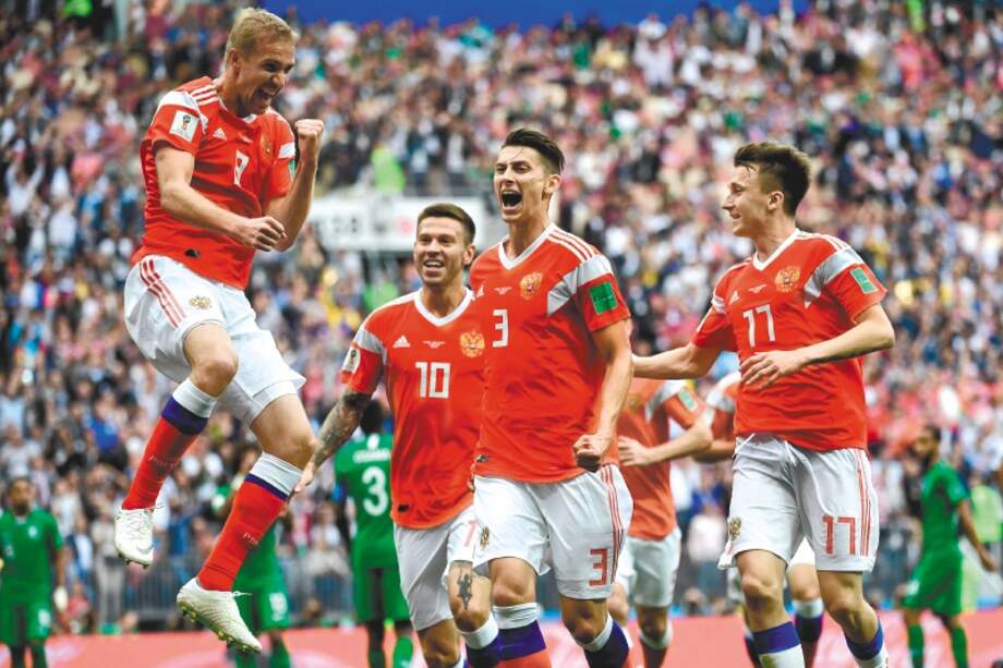 La selección rusa celebra la primera anotación en su Mundial, la de Yury Gazinsky, que abrió la goleada 5-0 sobre Arabia Saudita en el estadio Luzhniki, de Moscú. / AFP