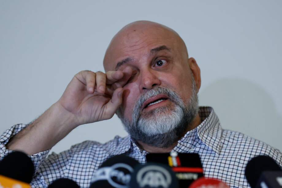 -FOTODELDÍA- AME1122. BOGOTÁ (COLOMBIA), 11/07/2024.- El exjefe de las paramilitares Autodefensas Unidas de Colombia (AUC) Salvatore Mancuso asiste a una rueda de prensa este jueves, en Bogotá (Colombia). Mancuso que salió el miércoles de la cárcel La Picota en Bogotá, aseguró este jueves que no le debe nada a la Justicia, a pesar de las cuentas pendientes por los miles de crímenes cometidos por ese grupo durante el conflicto armado, y dijo que ya cumplió su pena. EFE/ Mauricio Dueñas Castañeda