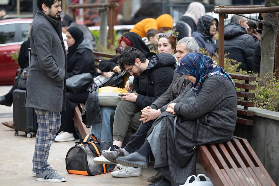 La gente con sus pertenencias se sienta en un parque después de un poderoso terremoto en Estambul, Turquía, el 23 de abril de 2025.