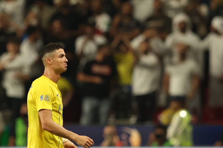 Abu Dhabi (United Arab Emirates), 08/04/2024.- Cristiano Ronaldo of Al-Nassr reacts after getting a red card during the semifinal soccer match of the Saudi Super Cup between Al-Hilal and Al-Nassr in Abu Dhabi, United Arab Emirates, 08 April 2024. (Emiratos Árabes Unidos) EFE/EPA/ALI HAIDER