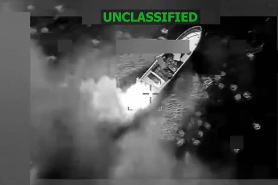 Imagen de la cuenta del Comando Sur de las fuerzas armadas estadounidenses de un supuesto bote del narcotráfico atacado por la Fuerza de Tarea Conjunta del Comando Sur en el Pacífico.