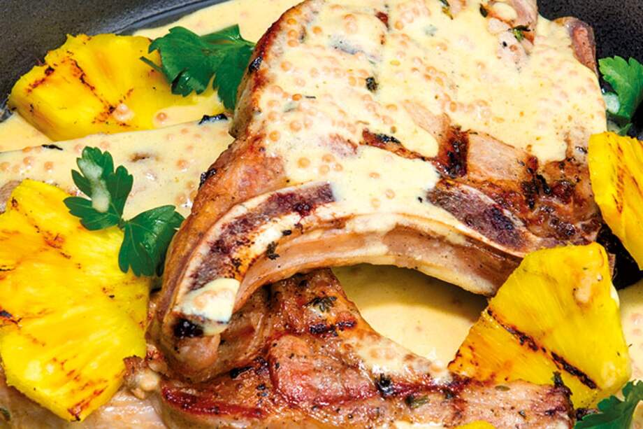 Receta del día: Chuletas de cerdo con salsa de semillas de mostaza y piña asada